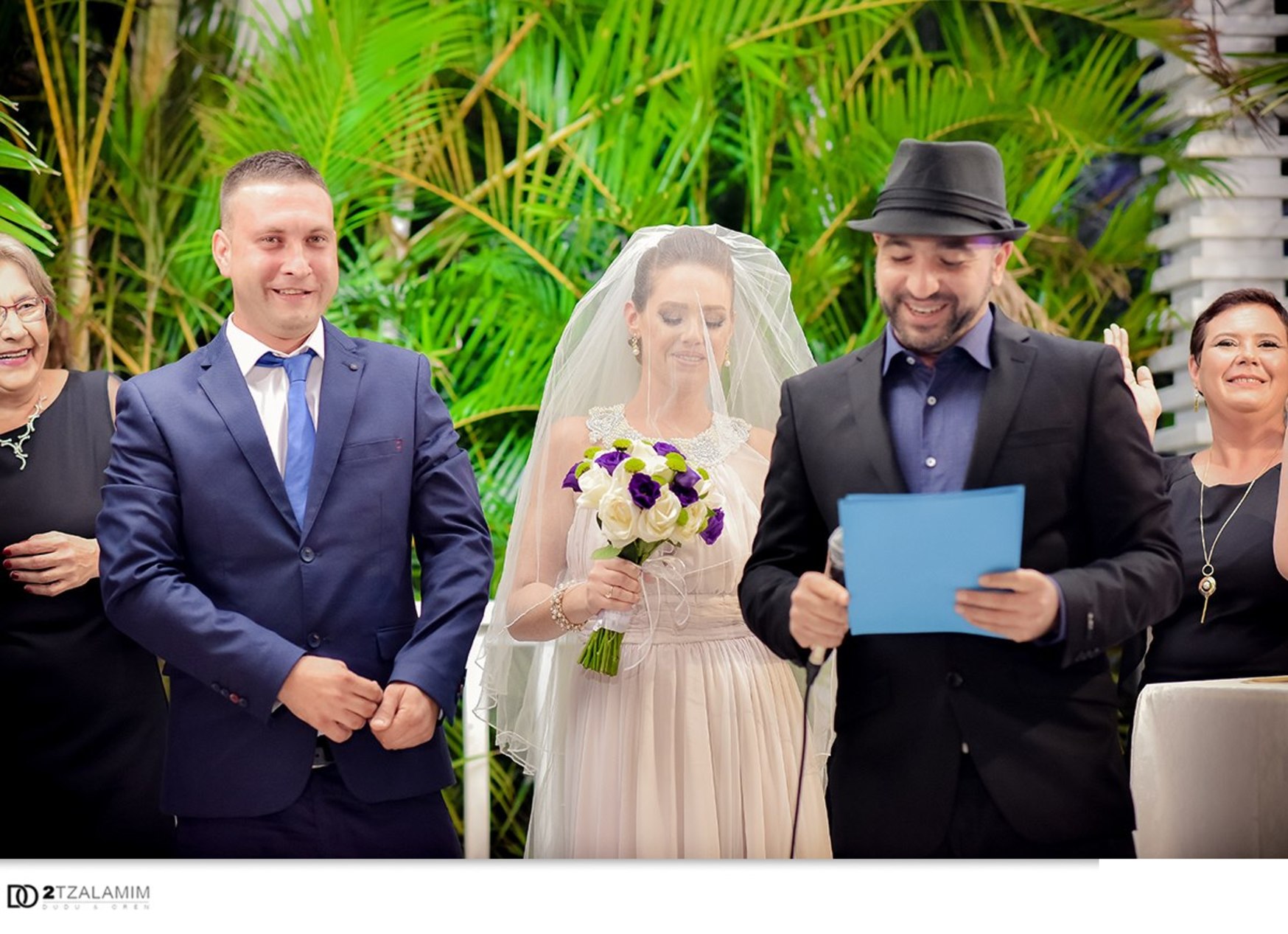 כלה צוחקת עם אלון מתחת לחופה